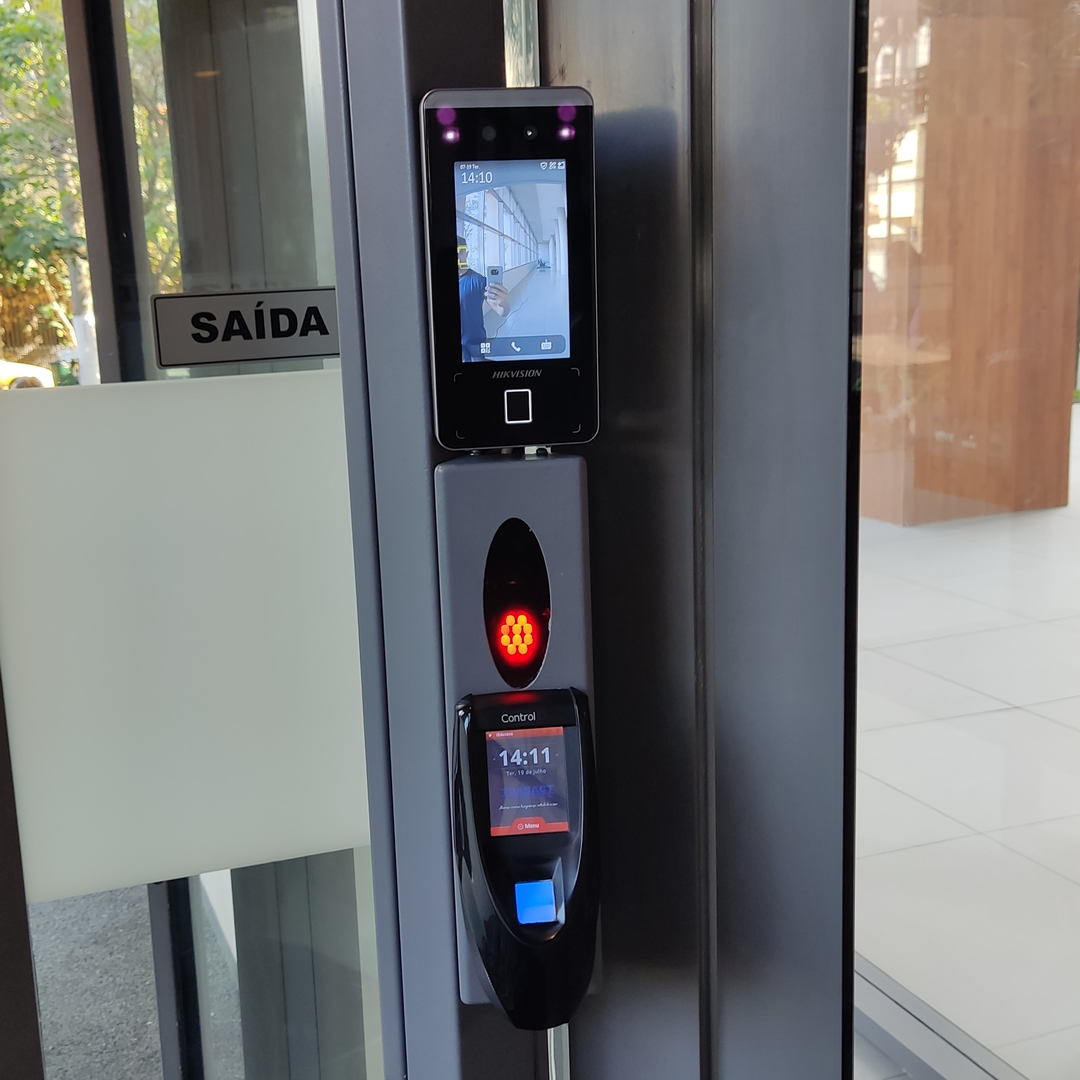 Automatização de porta de acesso