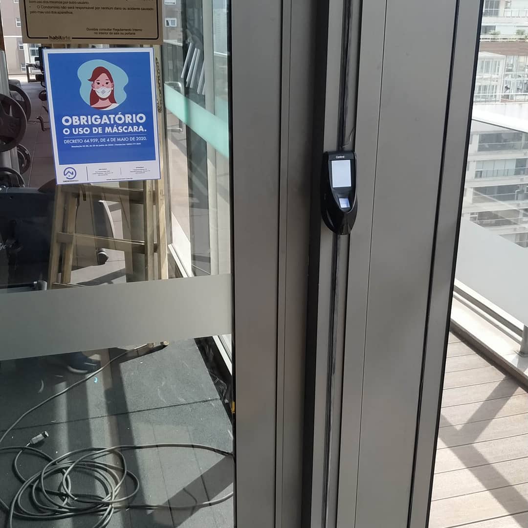 Leitor biométrico em porta de acesso
